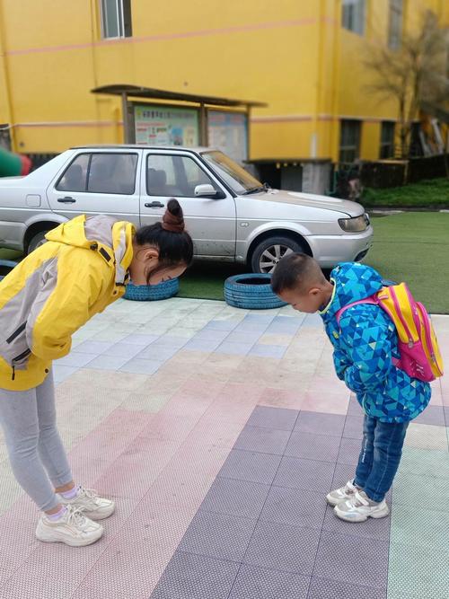 见面给小孩子送什么,给孩子见面礼说什么好
