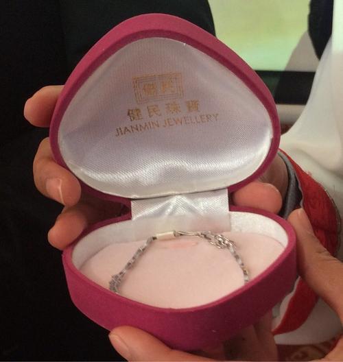 孩子干妈送什么礼物比较好,干妈应该给闺女买什么