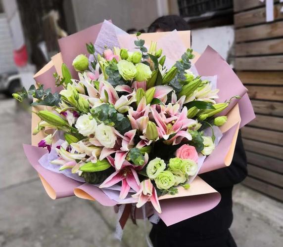 闺蜜生日送什么花合适,闺蜜生日送什么花合适花语是什么