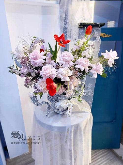 把闺蜜送的花插在花瓶里,把闺蜜送的花插在花瓶里好吗,闺蜜礼物怎么做简单又可爱又好看?
