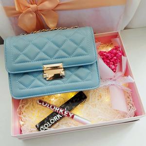 送闺蜜礼物能送斜挎包吗,,女方出阁宴买什么礼品?