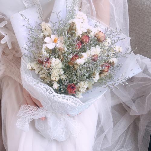 送闺蜜干花还是鲜花比较好,送闺蜜干花还是鲜花比较好呢,闺蜜送什么花?