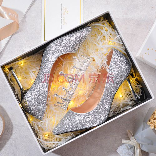 闺蜜生日礼物送鞋子合适么,闺蜜生日礼物送鞋子合适么女生,闺蜜过生日,送什么礼物好?不是很贵的?