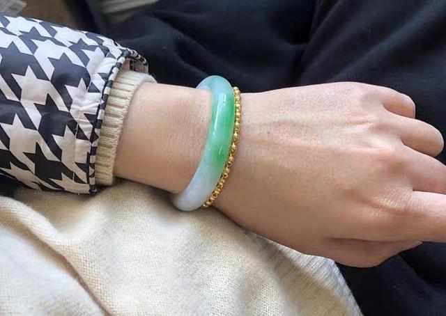 送女孩子手镯,送女孩子手镯代表什么意思,送人玉镯有什么讲究?