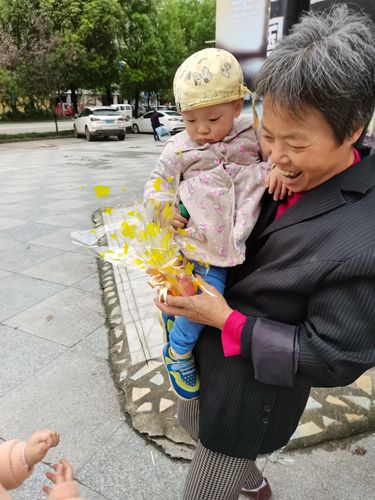 送礼物给小孩子，送礼物给小孩子送什么好，宝宝第一个生日，爷爷奶奶、姥姥姥爷都送些什么，给多少钱合适？