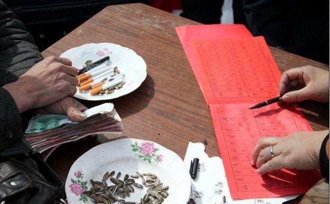 哥哥生孩子送礼,哥哥生孩子送礼送多少,弟弟家生了小孩亲哥哥要随礼吗?