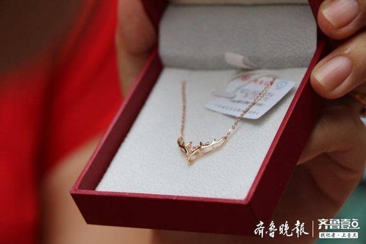 成人礼送孩子,成人礼送孩子黄金吊坠,成人礼家长给孩子什么礼品?