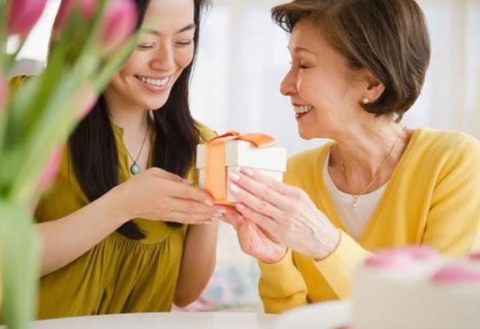婆婆带孩子礼物好,婆婆带孩子礼物好不好,非常感谢婆婆辛苦帮我带两个孩子?