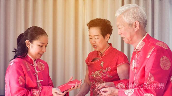 给顾客的孩子结婚送礼,,客户女儿结婚什么时候随礼?