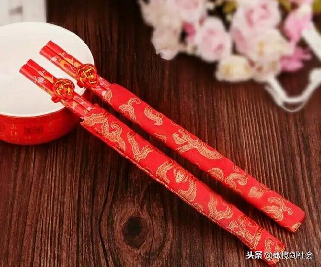 送碗筷给孩子的用意,送碗筷给孩子的用意是什么,结婚门上插筷子是什么意思?
