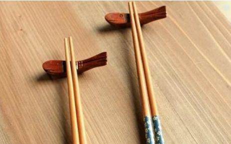送碗筷给孩子的用意,送碗筷给孩子的用意是什么,结婚门上插筷子是什么意思?