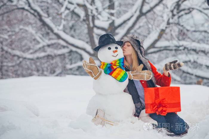冬天送啥女孩子,冬天送啥女孩子礼物好,女生告诉你冬天一起堆雪人,是什么意思?