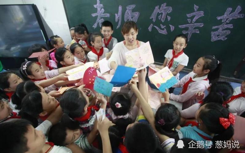 教室给孩子送礼物,,你是一名老师,家长带着礼品去看你,并要求你对他的孩子多多关照,你怎么处理?