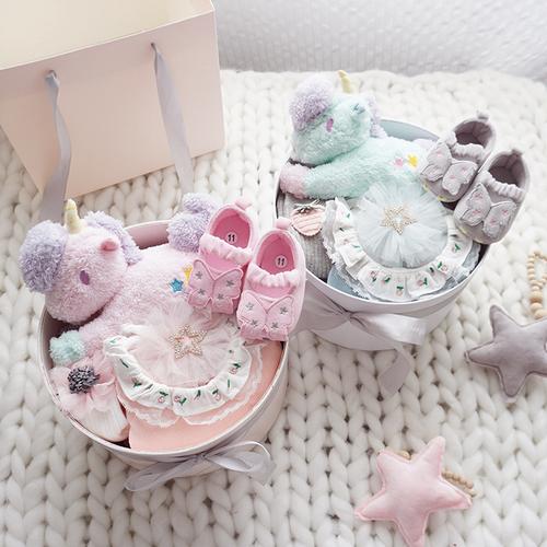孩子满月送衣服还是玩具，，小孩过满月送什么礼物？