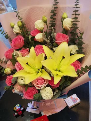 给妹妹生孩子的礼物,,妹妹刚生完孩子送什么花?