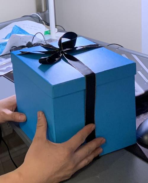 孩子给我买生日礼物,孩子给我买生日礼物,我能拒绝吗,给朋友的儿子买件衣服她非要拿钱给我我该怎么委婉的拒绝她?