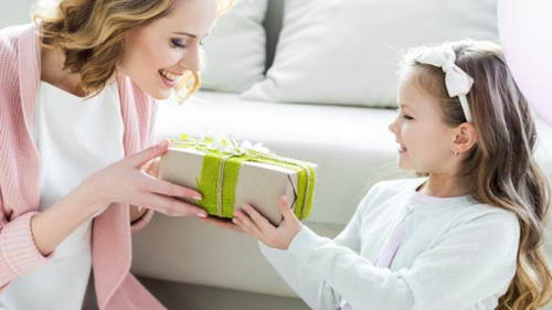 过年送小孩子啥礼物,过年送小孩子啥礼物好,给女儿新年礼物文案?
