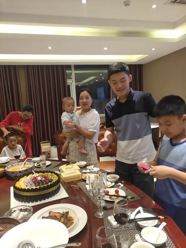 孩子生日是给钱还是买礼物，，侄子的孩子过生日给钱合适吗？