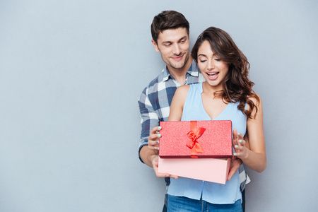 女孩子送男生礼物好,女孩子送男生礼物好吗,女朋友需要给男朋友送礼物吗?