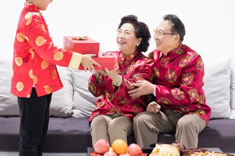 给小孩子礼物经济实惠，，长辈送晚辈，一般什么礼物比较合适？