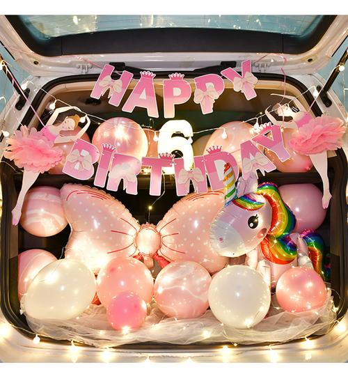 在车上为孩子生日礼物，，在车上为孩子生日礼物