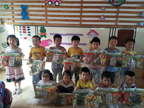 孩子幼儿园得了礼物开心,幼儿园孩子收到礼物的心情,感谢幼儿园给孩子送礼物的文案?