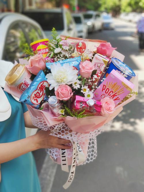 女孩子生日送零食,女孩子生日送零食和送花,女朋友过生日送吃的好不好呀?