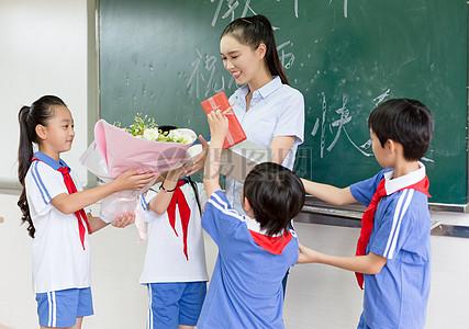 老师给孩子们送礼物,老师给孩子们送礼物怎么感谢,高情商回复老师的礼物?