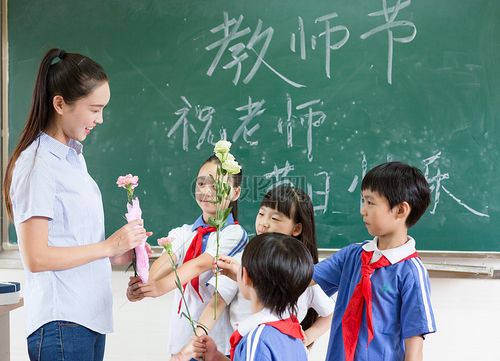 老师给孩子们送礼物,老师给孩子们送礼物怎么感谢,高情商回复老师的礼物?