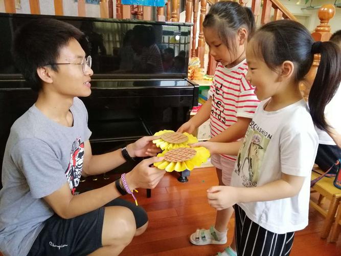 老师给孩子们送礼物,老师给孩子们送礼物怎么感谢,高情商回复老师的礼物?