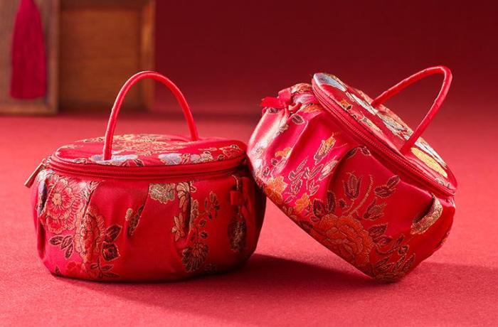 孩子满月用不用送礼物,孩子满月用不用送礼物呢,小孩满月宴席该不该办?