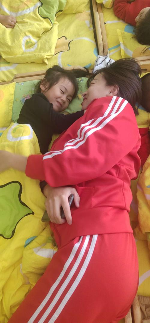 幼儿园孩子睡觉送礼物,,做孩子最温暖的陪伴心得体会?