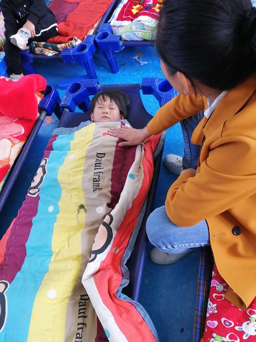 幼儿园孩子睡觉送礼物,,做孩子最温暖的陪伴心得体会?