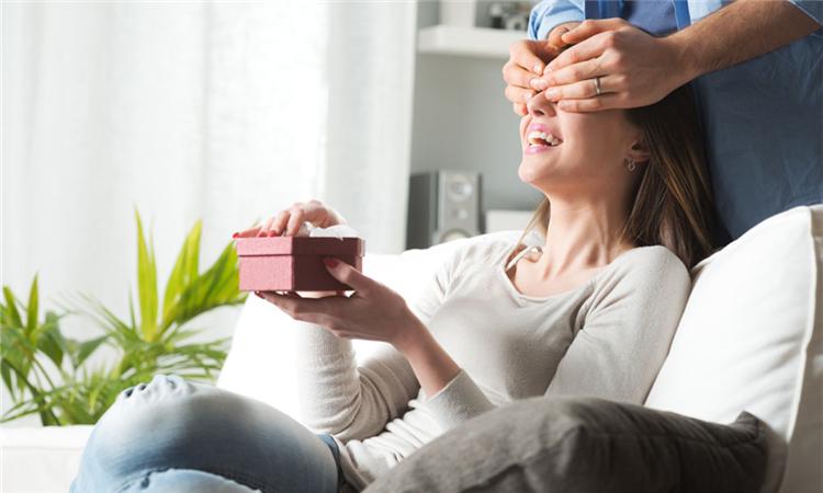 跟女孩子约会提前买礼物,,送礼提前送好还是节日当天好?