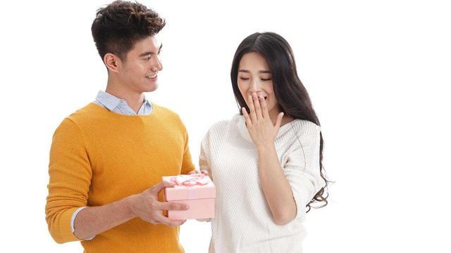 跟女孩子约会提前买礼物,,送礼提前送好还是节日当天好?