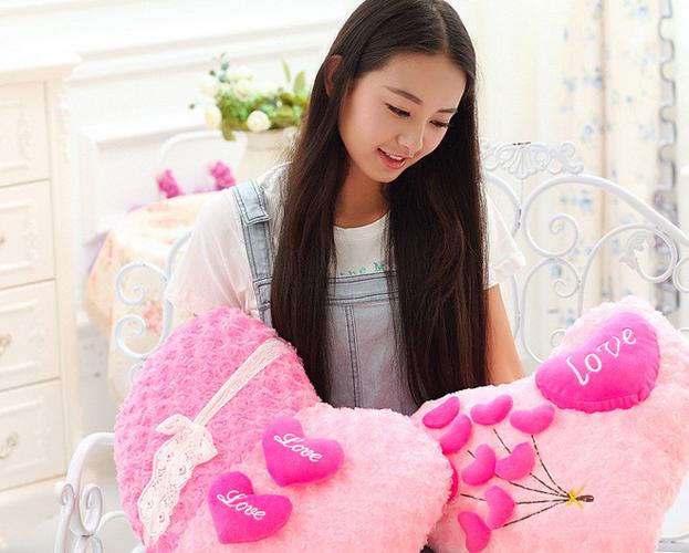 女孩子过生日送抱枕，女孩子过生日送抱枕合适吗，女生送枕头什么意思啊？