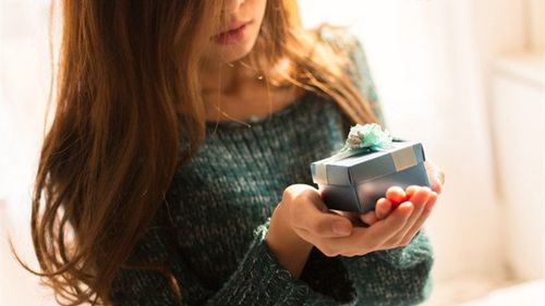 女孩子总给我送礼物，，一个女生要求我送她礼物是什么意思？