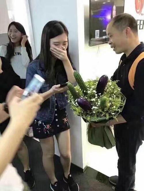 女孩子过生送啥礼物，，我有个妹妹怀孕快三个月了，我想送她礼物，是知送点什么？