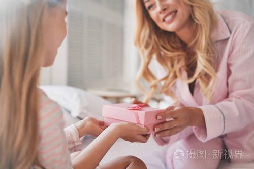给生了孩子的妈妈送礼物,给生了孩子的妈妈送礼物送什么,送什么礼物给新生儿的妈妈合适?