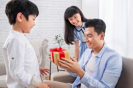孩子成年父母要送礼物吗,,孩子成年父母要送礼物吗