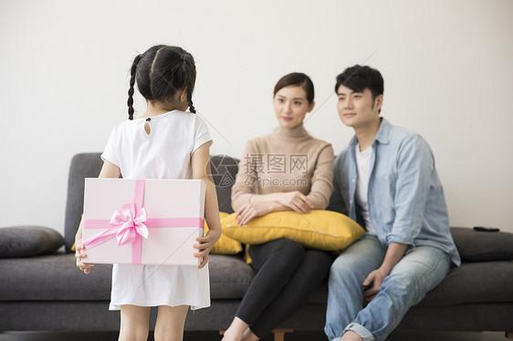孩子成年父母要送礼物吗,,孩子成年父母要送礼物吗