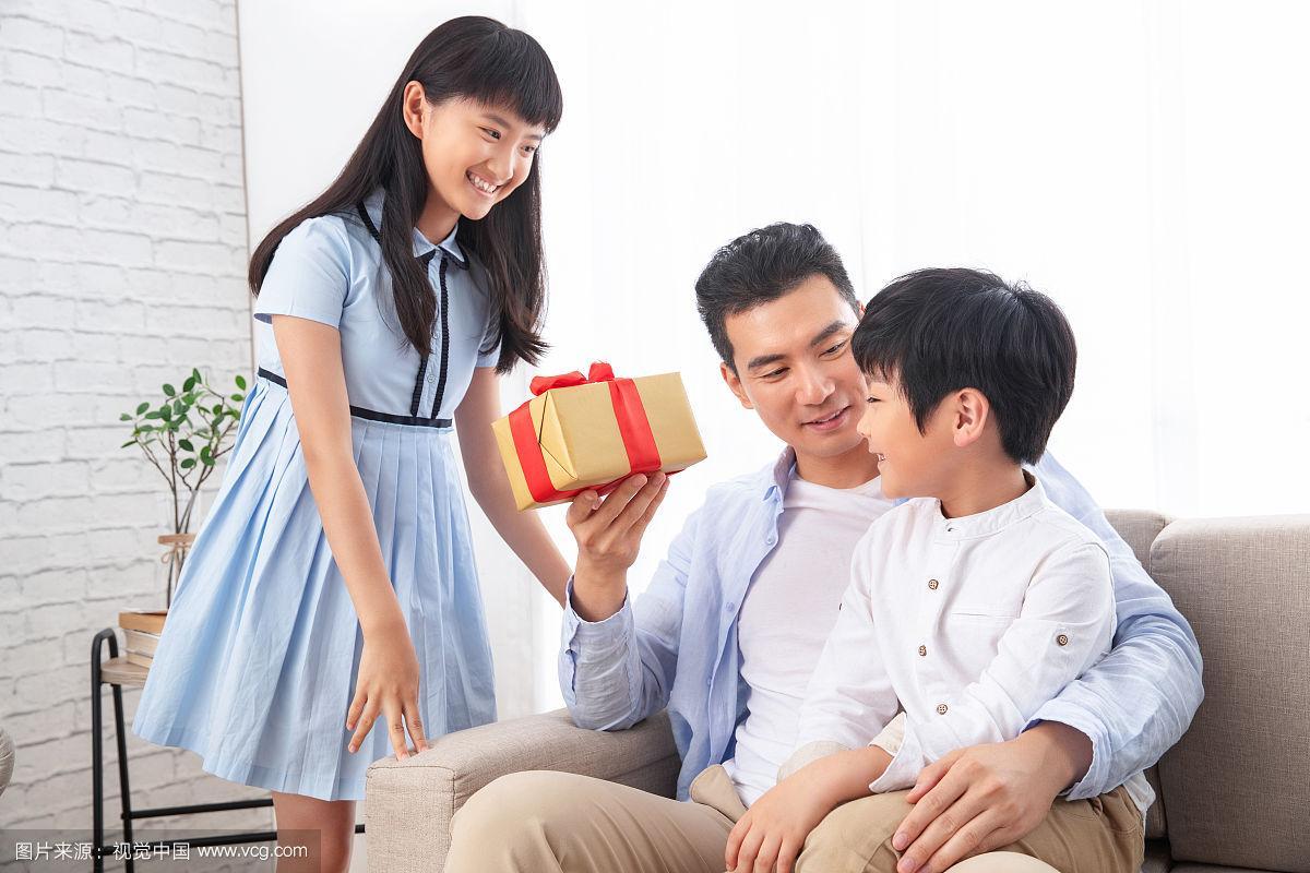 孩子成年父母要送礼物吗,,孩子成年父母要送礼物吗