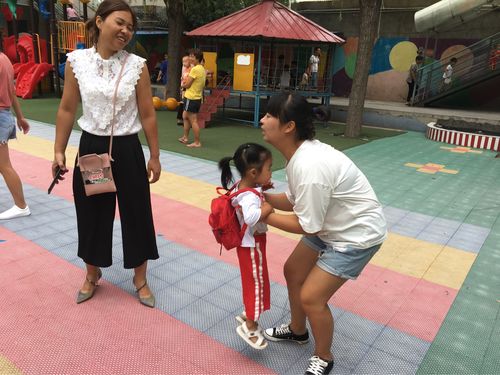 孩子带小礼物去幼儿园，孩子带礼物去幼儿园交换 却没有得礼物回，第一天接孩子放学要不要带礼物？