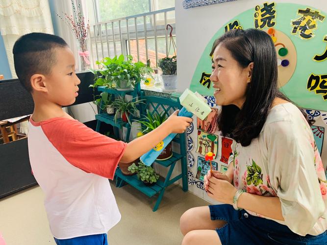 孩子带小礼物去幼儿园，孩子带礼物去幼儿园交换 却没有得礼物回，第一天接孩子放学要不要带礼物？