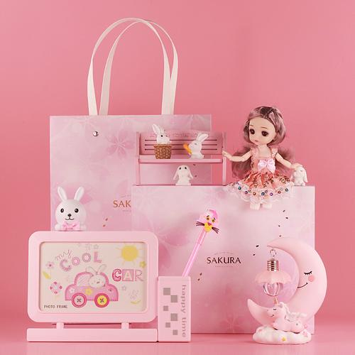 生日给小孩子买啥礼物,生日给小孩子买啥礼物好,女儿的第一个生日礼物送什么好?