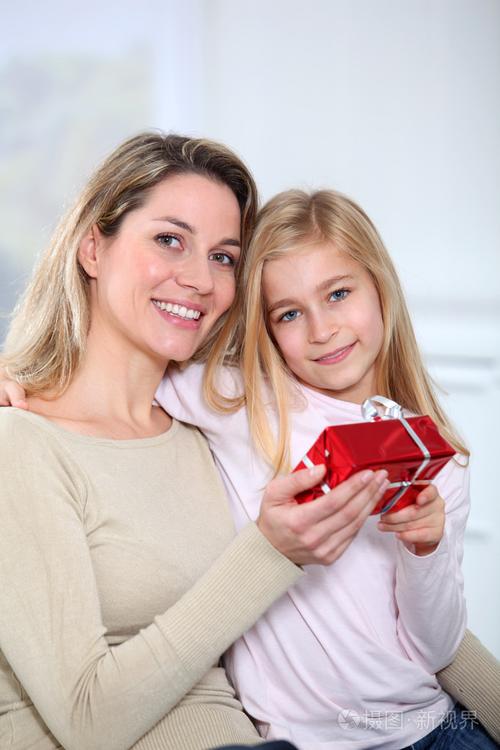 小孩子送礼物的图片,,儿女送给我母亲礼物怎样发朋友圈?