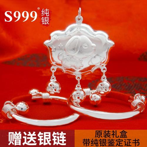 任何时候给孩子送礼物,,送小孩满月礼物是银饰品还是金饰品(本人喜欢银),说明理由,那些饰品对身体有害么?