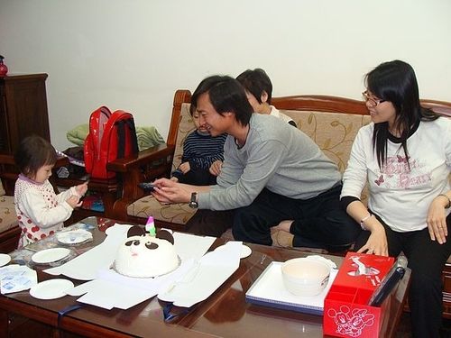 给生完孩子的姐姐送礼物，，姐姐生小孩当舅舅的要给什么？