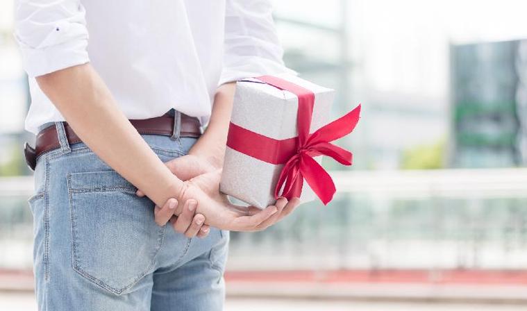 送礼物给女孩子她生气，送礼物给女孩子她生气了怎么办，为什么女朋友会因为没给她准备生日礼物生气？