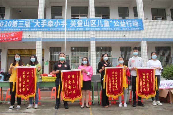 小孩子合影后送礼物,小孩子合影后送礼物好吗,送锦旗必须合影吗?